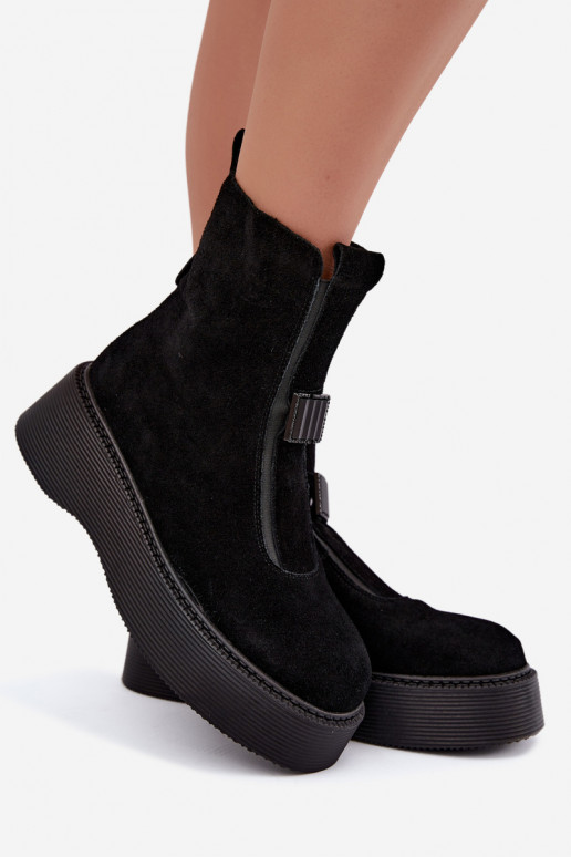 Stivaletti in faux suede con plateau isolati D&A CR62-3448 in colore nero