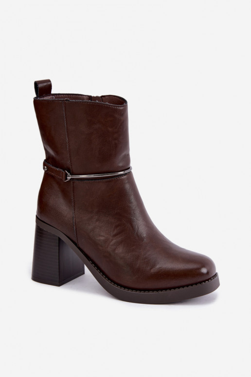Stivaletti in pelle da donna isolati con tacchi e tacchi decorati in cioccolato Gracelle