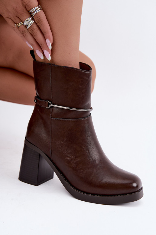 Stivaletti in pelle da donna isolati con tacchi e tacchi decorati in cioccolato Gracelle