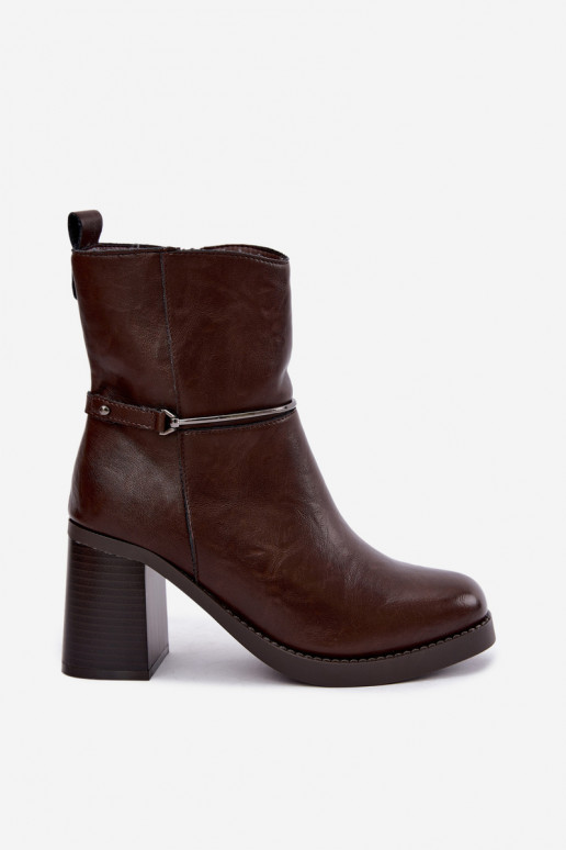 Stivaletti in pelle da donna isolati con tacchi e tacchi decorati in cioccolato Gracelle