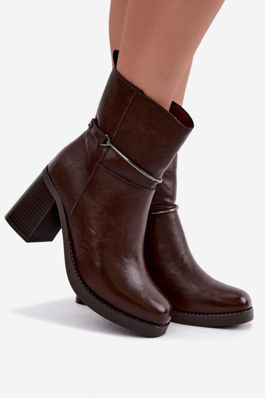 Stivaletti in pelle da donna isolati con tacchi e tacchi decorati in cioccolato Gracelle