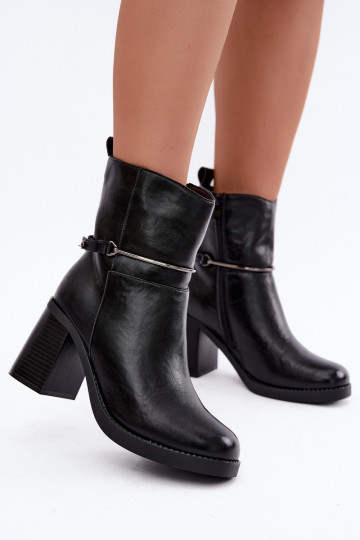 Stivaletti in pelle da donna isolati con tacchi e tacchi decorati in nero Gracelle