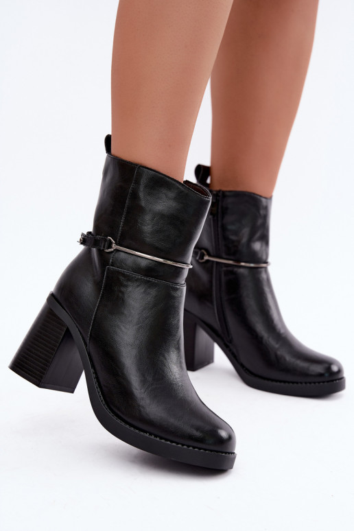 Stivaletti in pelle da donna isolati con tacchi e tacchi decorati in nero Gracelle