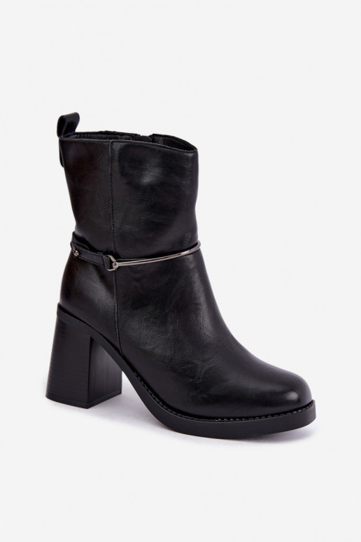 Stivaletti in pelle da donna isolati con tacchi e tacchi decorati in nero Gracelle
