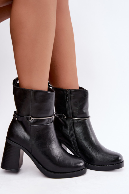 Stivaletti in pelle da donna isolati con tacchi e tacchi decorati in nero Gracelle