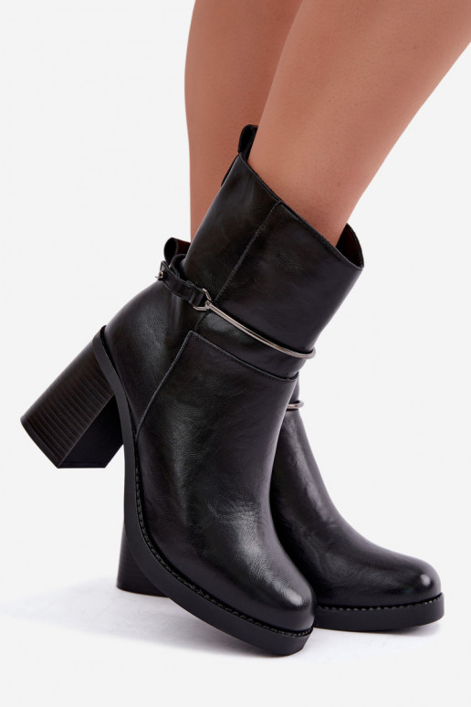 Stivaletti in pelle da donna isolati con tacchi e tacchi decorati in nero Gracelle