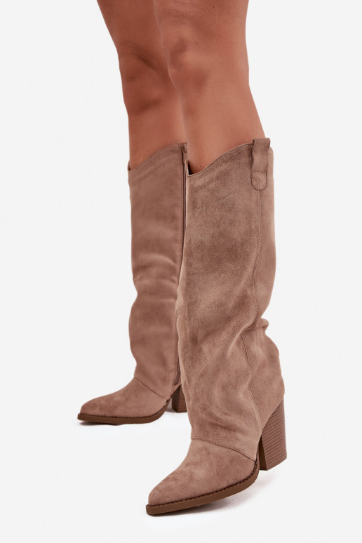 Stivali sopra il ginocchio isolati in stile cowboy con tacco, in suede sintetico, in sabbia