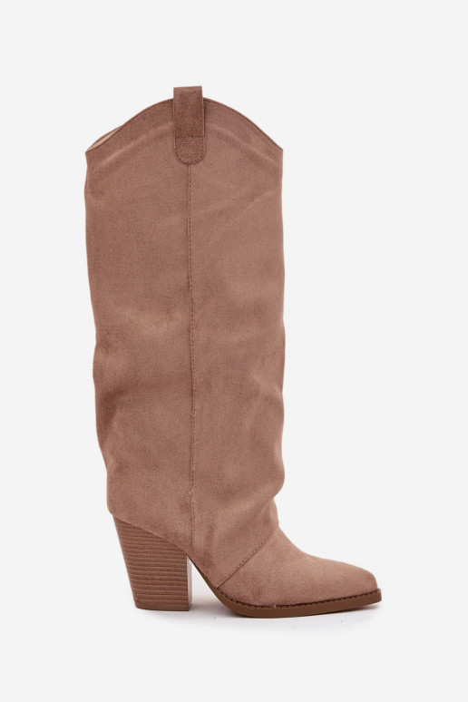 Stivali sopra il ginocchio isolati in stile cowboy con tacco, in suede sintetico, in sabbia