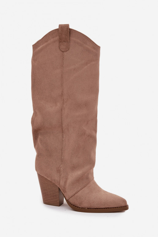 Stivali sopra il ginocchio isolati in stile cowboy con tacco, in suede sintetico, in sabbia
