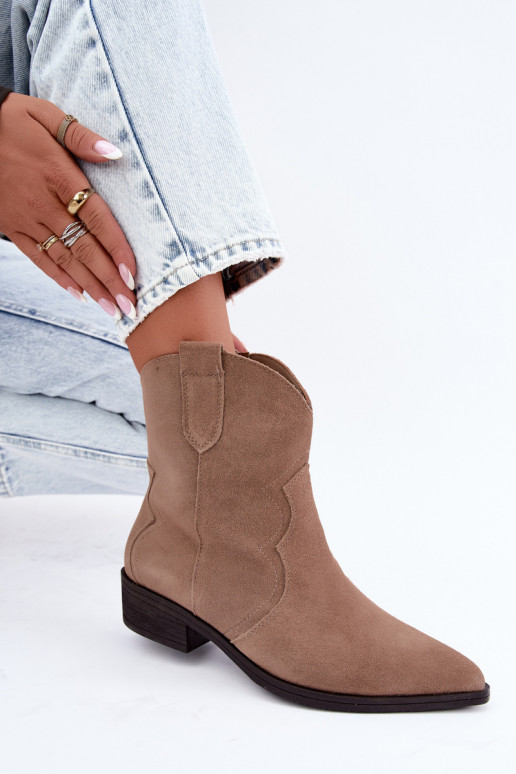 Stivali cowboy in suede color sabbia con tacco basso Delsa