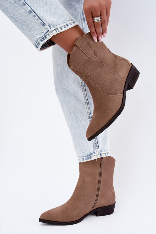 Stivali cowboy in suede color sabbia con tacco basso Delsa