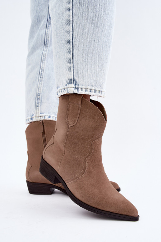Stivali cowboy in suede color sabbia con tacco basso Delsa