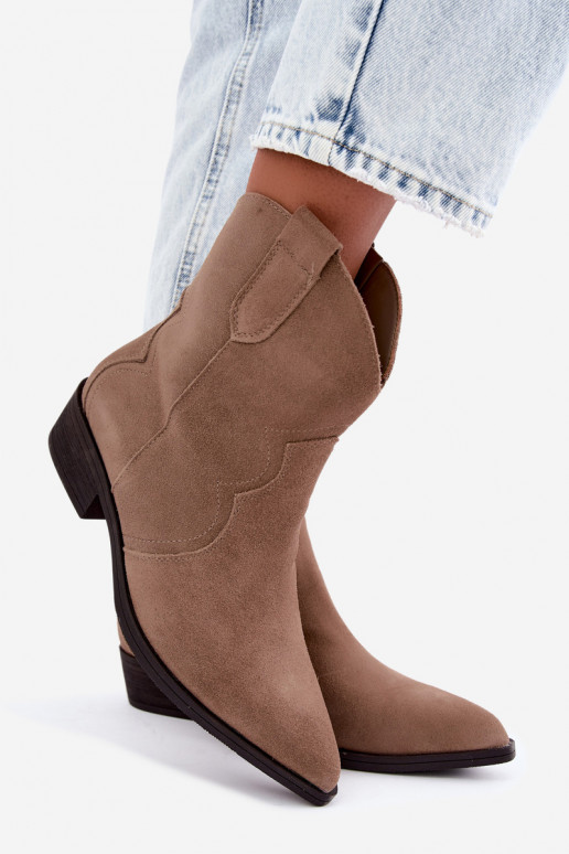 Stivali cowboy in suede color sabbia con tacco basso Delsa