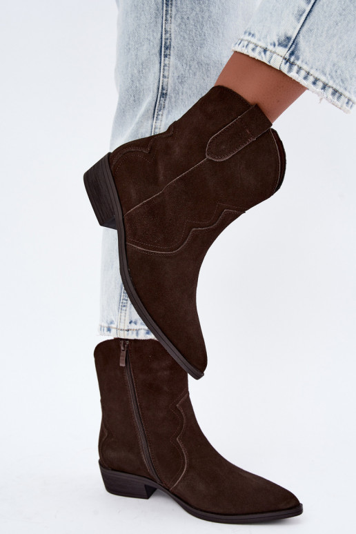 Stivali cowboy in suede color cioccolato con tacco basso Delsa