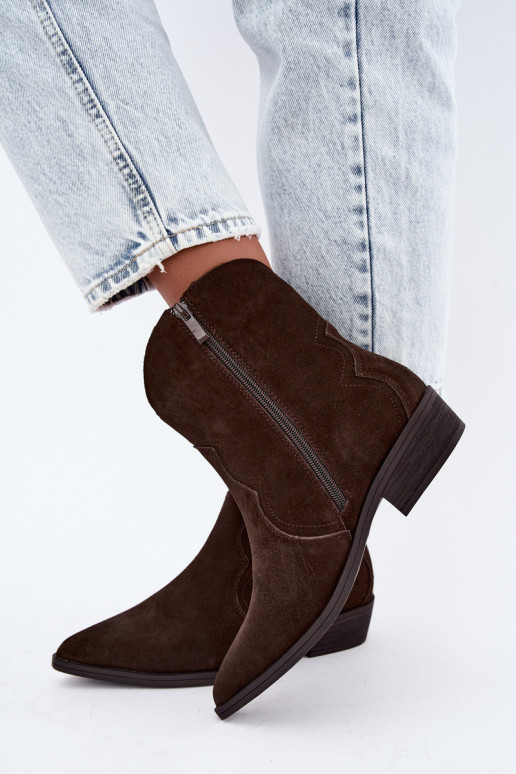 Stivali cowboy in suede color cioccolato con tacco basso Delsa