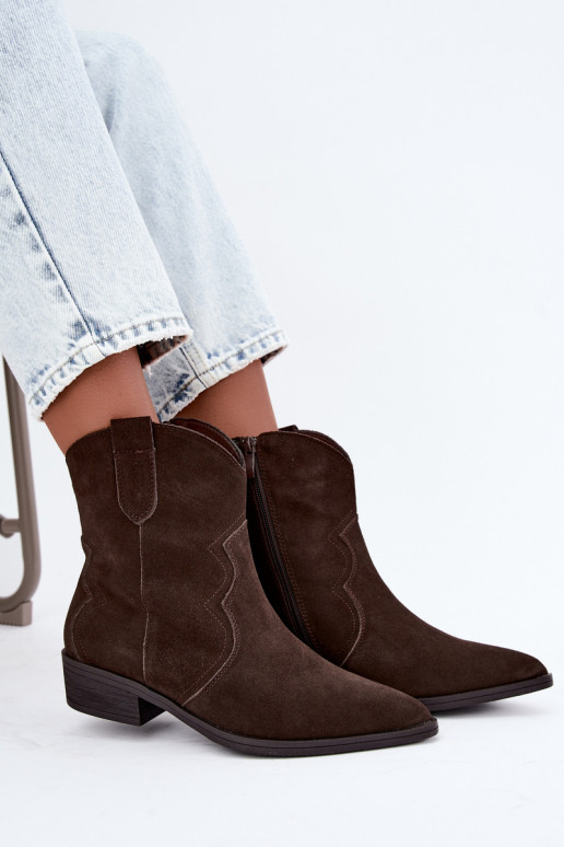 Stivali cowboy in suede color cioccolato con tacco basso Delsa