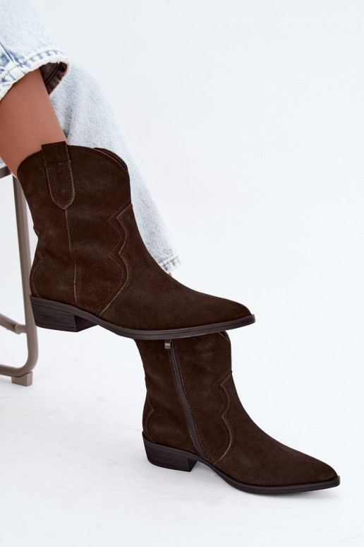 Stivali cowboy in suede color cioccolato con tacco basso Delsa