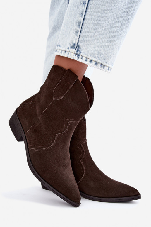 Stivali cowboy in suede color cioccolato con tacco basso Delsa