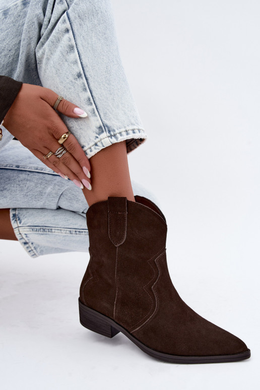Stivali cowboy in suede color cioccolato con tacco basso Delsa