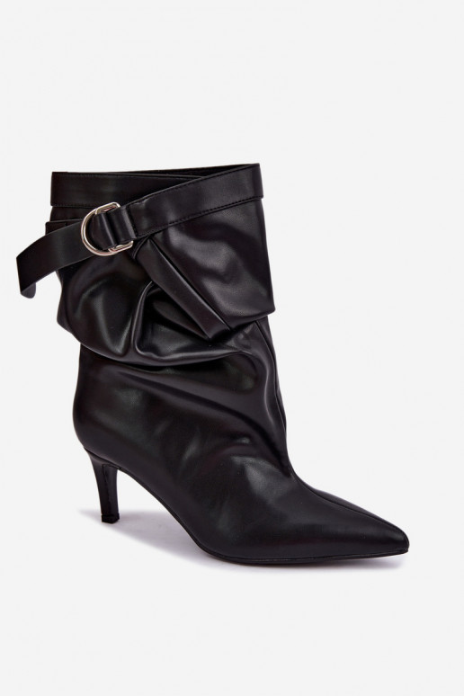 ankle boots slip-on con tacchi sottili e cinturini in colore nero Soreya