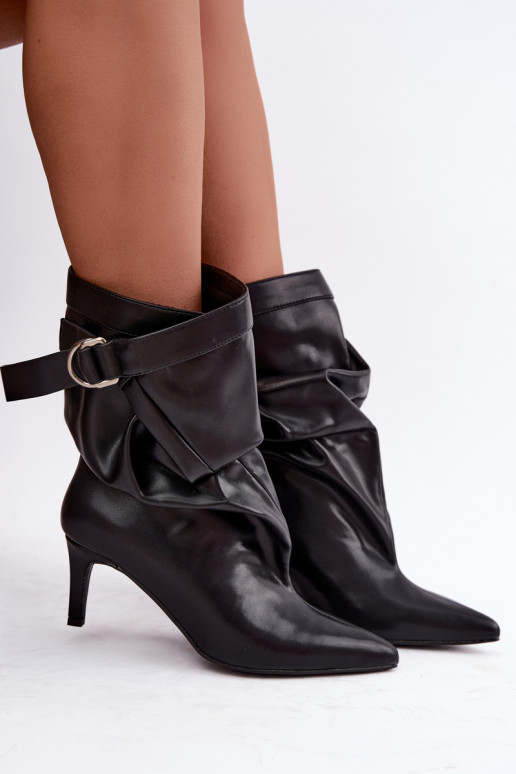 ankle boots slip-on con tacchi sottili e cinturini in colore nero Soreya