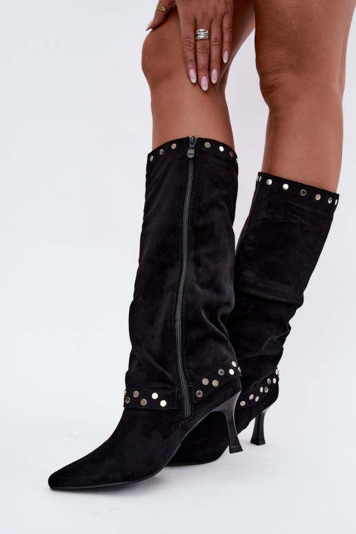 Stivali lunghi neri isolati con decorazione Tai turiris