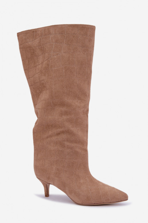 Stivali beige sopra il ginocchio con dettagli in rilievo e tacchi Cazelle