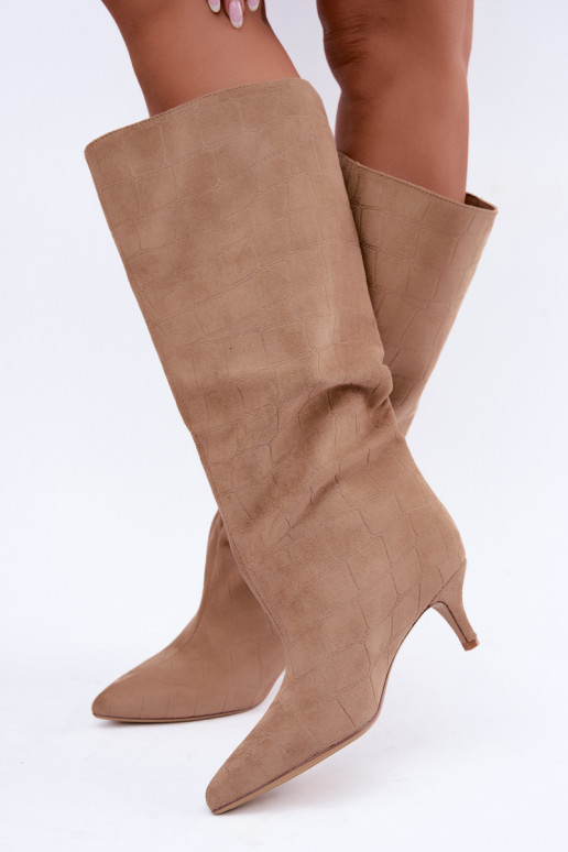 Stivali beige sopra il ginocchio con dettagli in rilievo e tacchi Cazelle