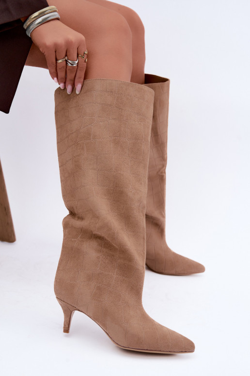 Stivali beige sopra il ginocchio con dettagli in rilievo e tacchi Cazelle
