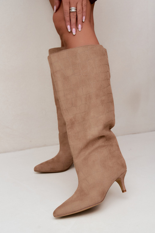 Stivali beige sopra il ginocchio con dettagli in rilievo e tacchi Cazelle