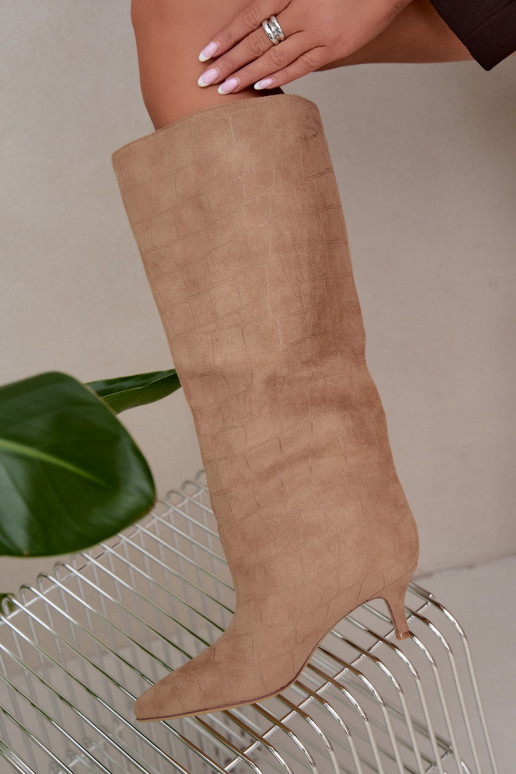 Stivali beige sopra il ginocchio con dettagli in rilievo e tacchi Cazelle