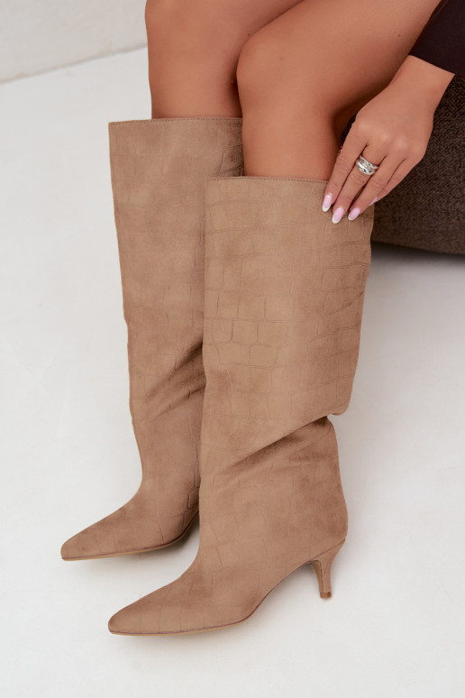 Stivali beige sopra il ginocchio con dettagli in rilievo e tacchi Cazelle
