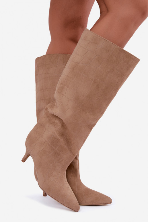 Stivali beige sopra il ginocchio con dettagli in rilievo e tacchi Cazelle