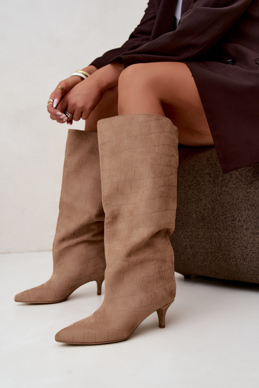 Stivali beige sopra il ginocchio con dettagli in rilievo e tacchi Cazelle