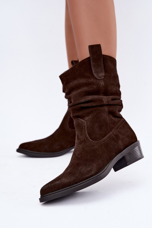 Stivaletti in stile cowboy marroni in suede sintetico isolati Sergio Leone BT-16