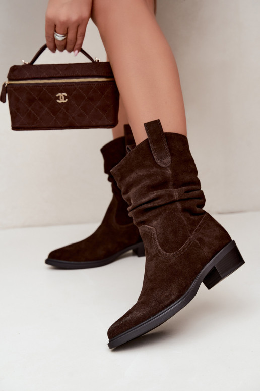 Stivaletti in stile cowboy marroni in suede sintetico isolati Sergio Leone BT-16