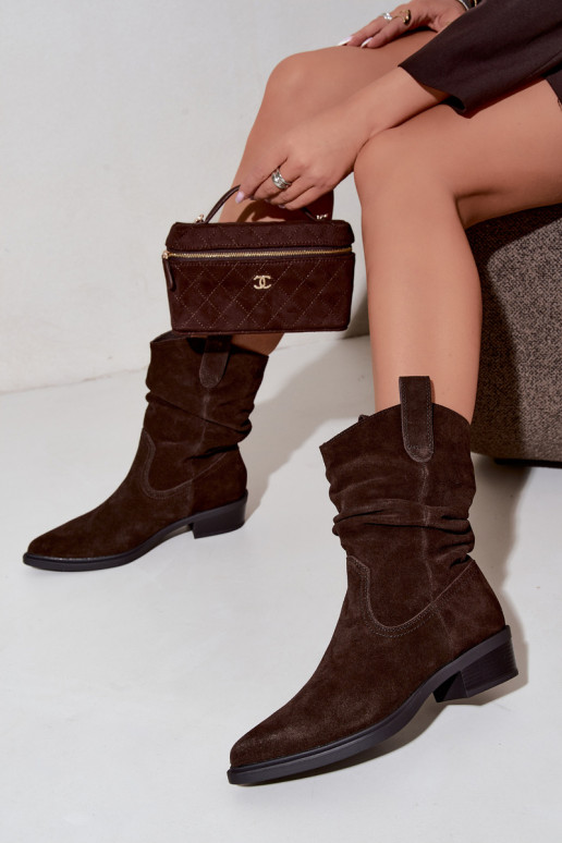 Stivaletti in stile cowboy marroni in suede sintetico isolati Sergio Leone BT-16