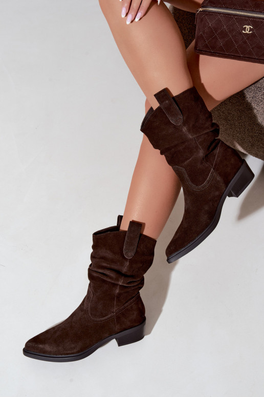 Stivaletti in stile cowboy marroni in suede sintetico isolati Sergio Leone BT-16