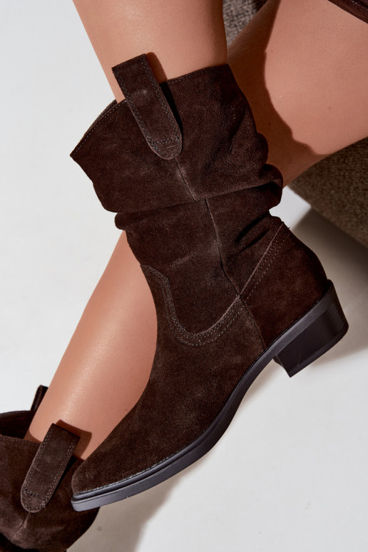 Stivaletti in stile cowboy marroni in suede sintetico isolati Sergio Leone BT-16