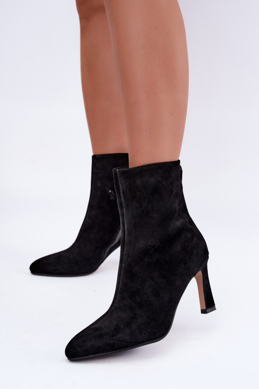 Stivali in suede neri isolati con tacco Vinceza 67024