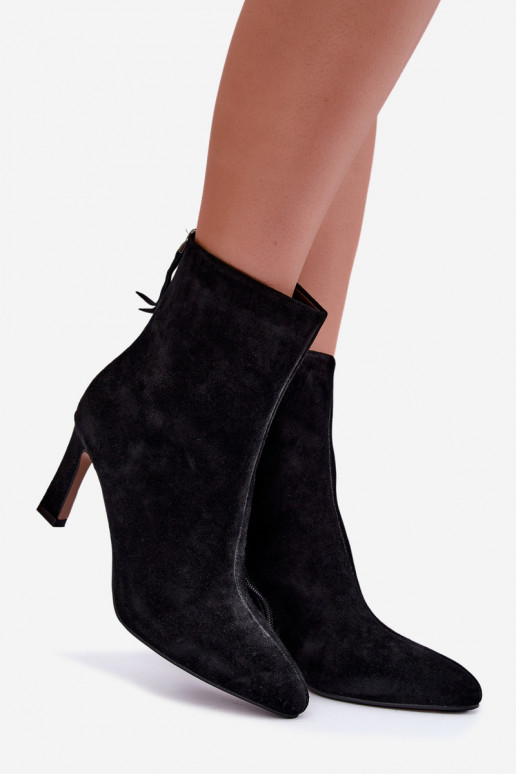 Stivali in suede neri isolati con tacco Vinceza 67024