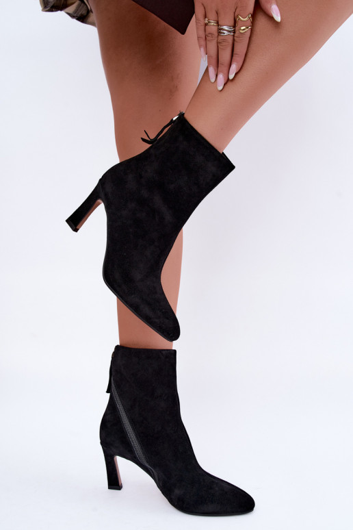 Stivali in suede neri isolati con tacco Vinceza 67024