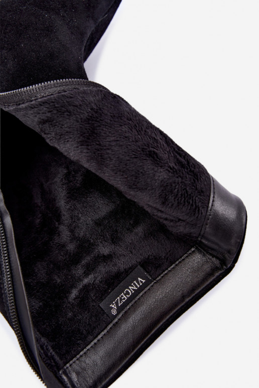 Stivali in suede neri isolati con tacco Vinceza 67024