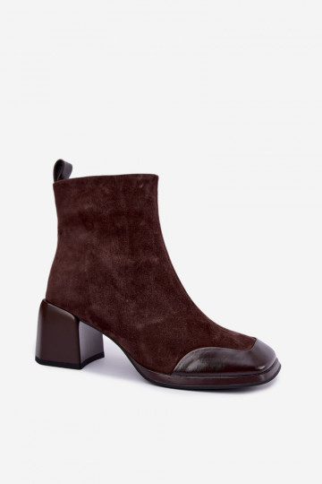 Stivali in suede marroni isolati con tacco Artiker 59C1296