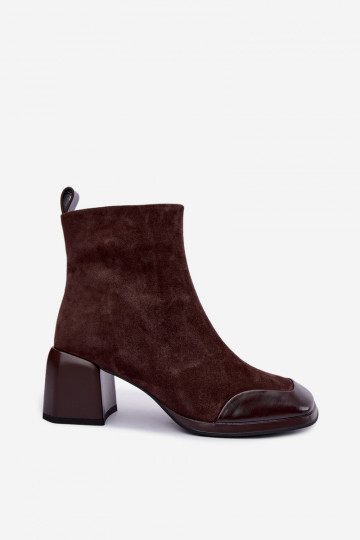 Stivali in suede marroni isolati con tacco Artiker 59C1296 2