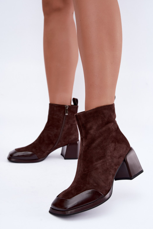 Stivali in suede marroni isolati con tacco Artiker 59C1296