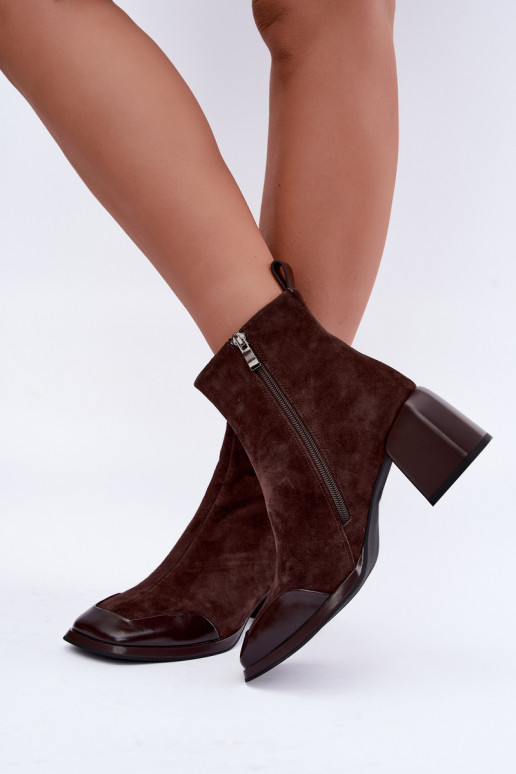 Stivali in suede marroni isolati con tacco Artiker 59C1296