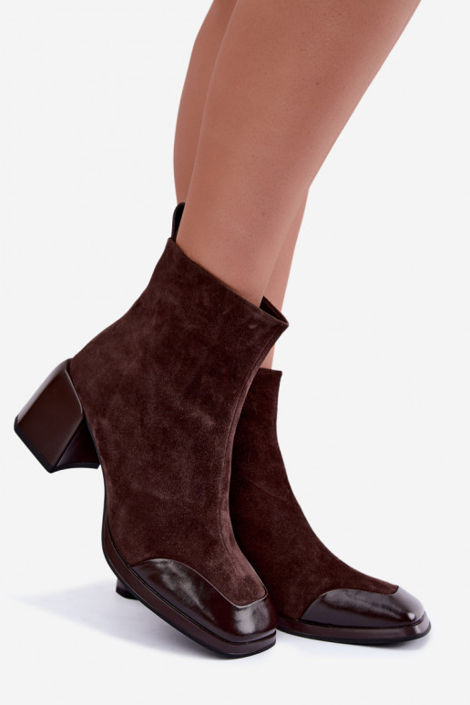 Stivali in suede marroni isolati con tacco Artiker 59C1296