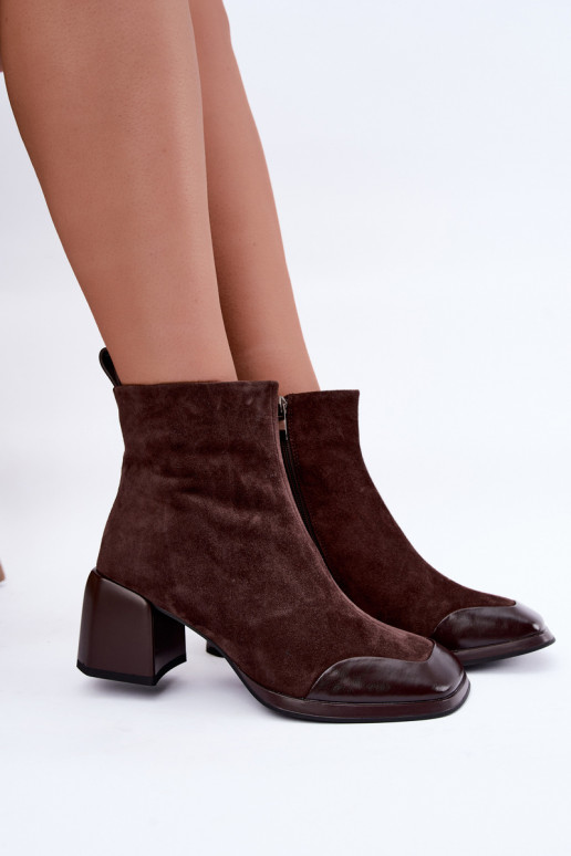 Stivali in suede marroni isolati con tacco Artiker 59C1296