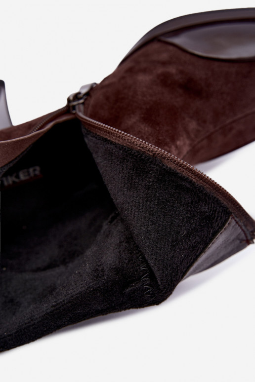 Stivali in suede marroni isolati con tacco Artiker 59C1296